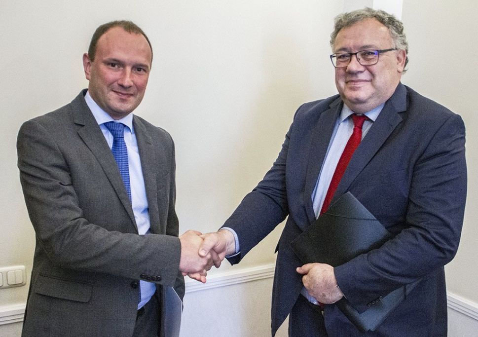 Т.в.о. міністра закордонних справ України Єгор Божок та посол Угорщини в Україні Іштван Ійдярто
