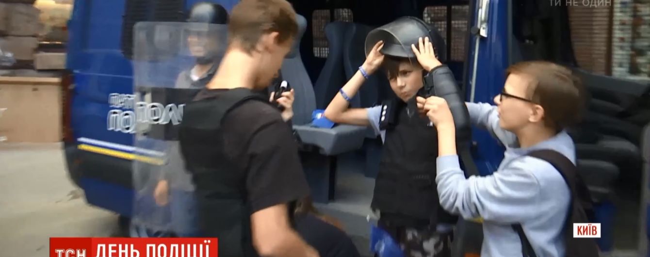 Патрульная полиция отпраздновала 4-летие создания с толпой ребятишек и "алко-очками"