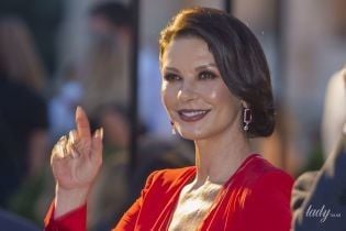 В красном платье с глубоким декольте: Кэтрин Зета-Джонс на модном шоу в Риме