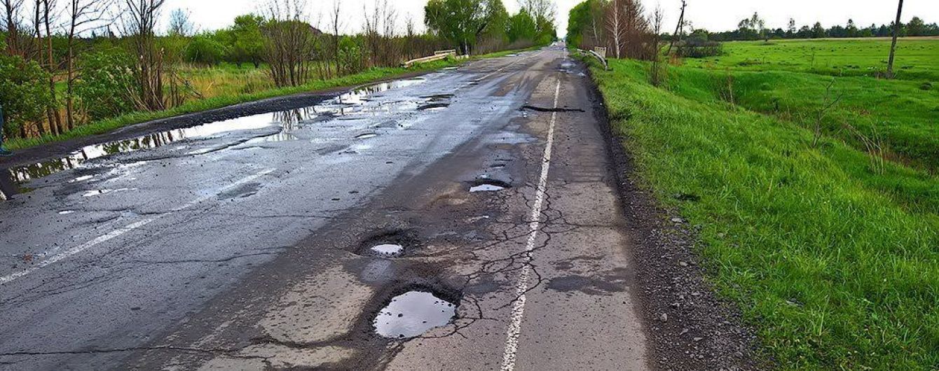 В "Укравтодорі" розповіли, як планують рятувати знищені місцеві дороги