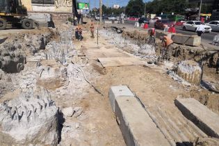 У Києві встановлюють опори нового Шулявського мосту. Фото