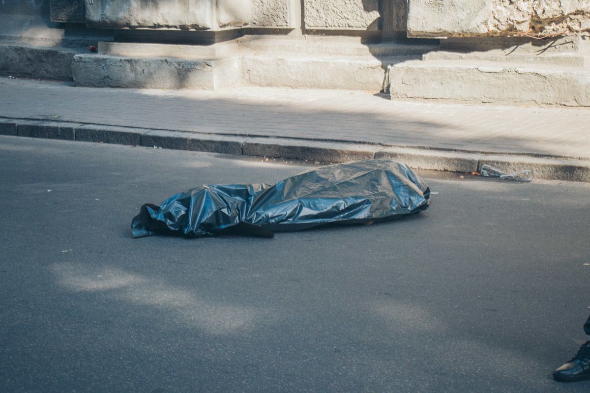 чоловік стрибнув з мосту закоханих 2