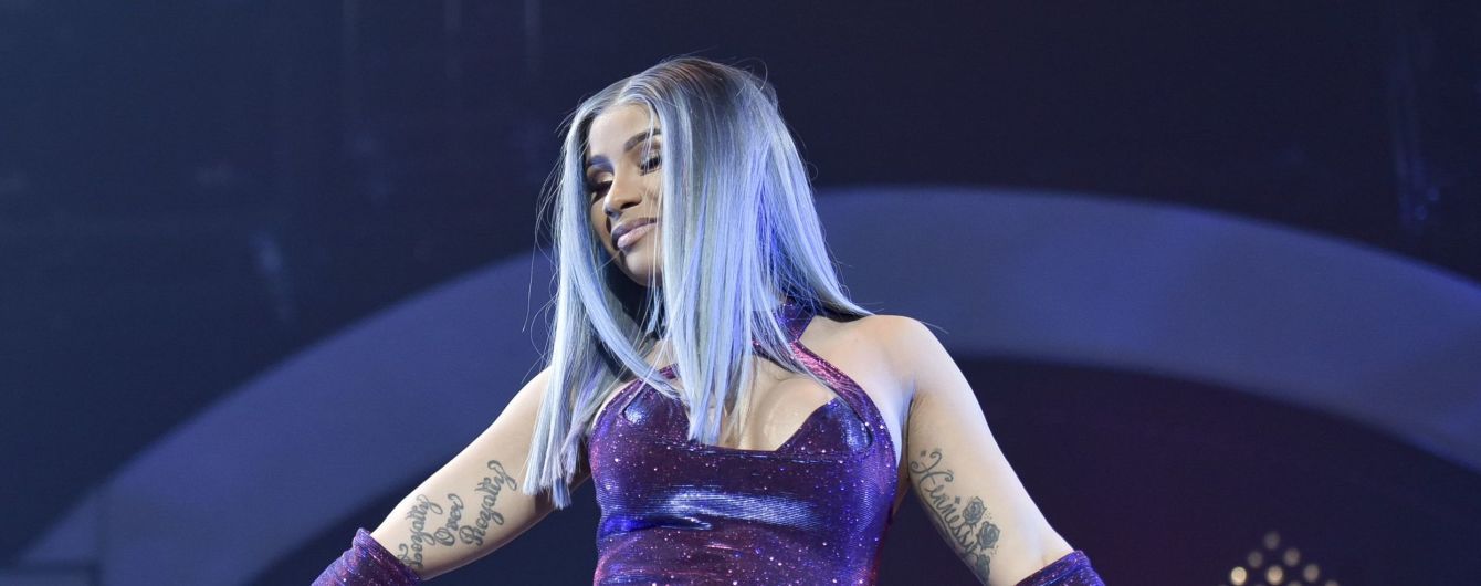 Реперша Cardi B во время жаркого выступления швырнула свой парик в толпу