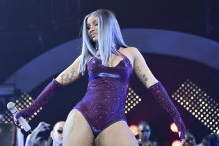 Реперка Cardi B під час палкого виступу жбурнула свою перуку у натовп