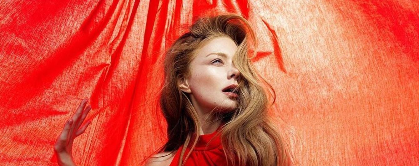 Загадочная Тина Кароль в полупрозрачном топе продемонстрировала пышное декольте