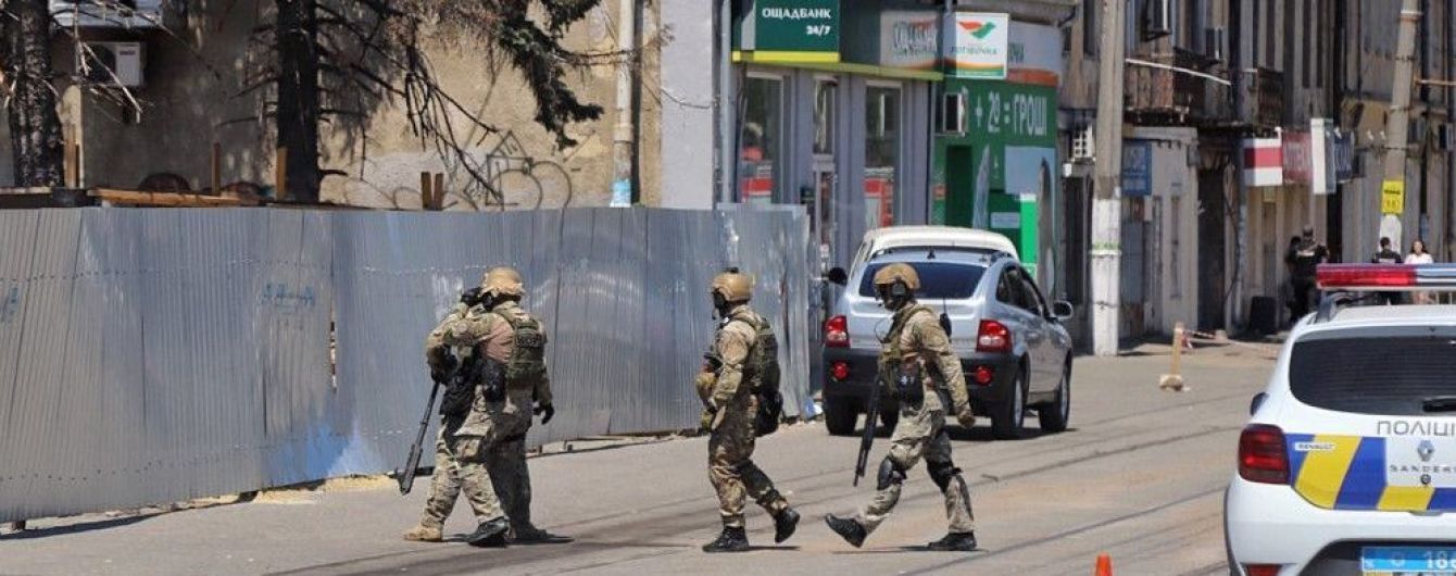 Требовал миллион долларов и вертолет. Полиция освободила заложниц в Одессе и задержала террориста