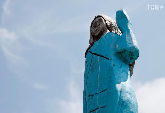 “Більше життя, ніж в оригіналі”. У Словенії встановили кумедну дерев’яну статую Меланії Трамп