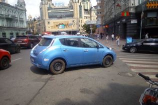 У Києві зухвалий водій вчепив на Nissan Leaf номери від автівки дружини