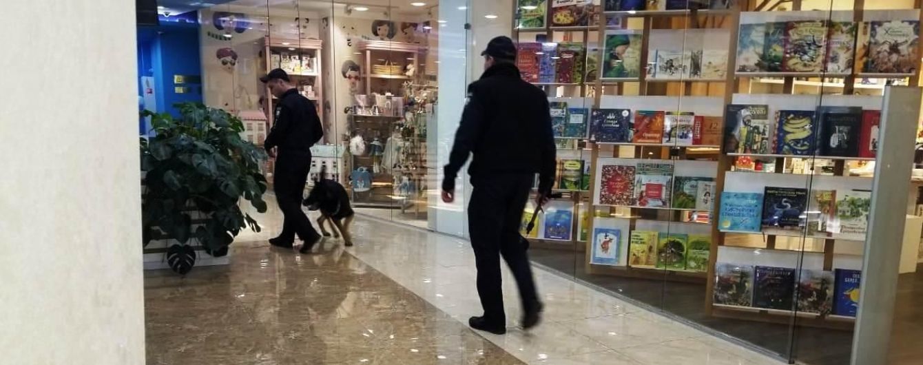 В Одессе эвакуировали более тысячи человек из-за "заминирования" двух торговых центров
