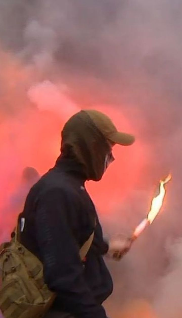 Фаєри, димові шашки та петарди: у Києві пікетували офіс телеканалу NewsOne