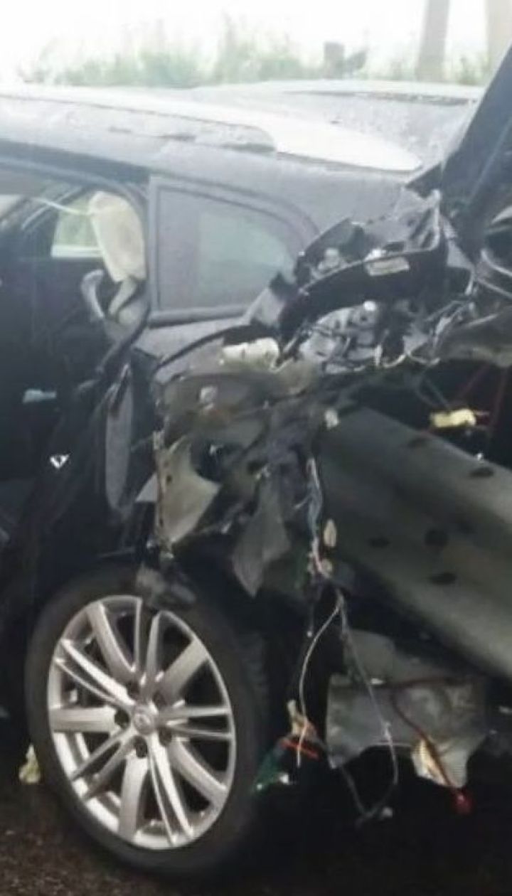 На Харьковщине автомобиль накололся на отбойник, есть погибшие