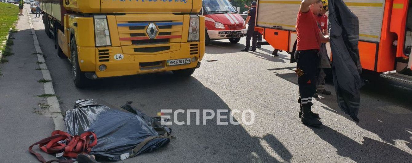 В Киеве прицеп грузовика раздавил голову водителя