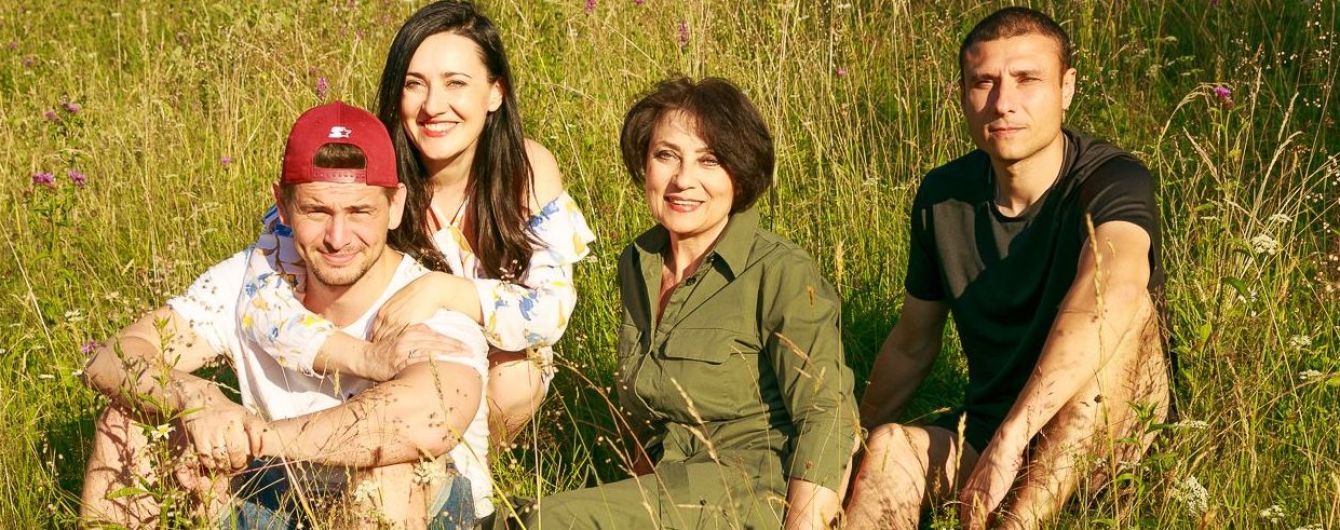 В романтичном платье и с семьей: красивая Соломия Витвицкая снялась в фотосессии на Прикарпатье