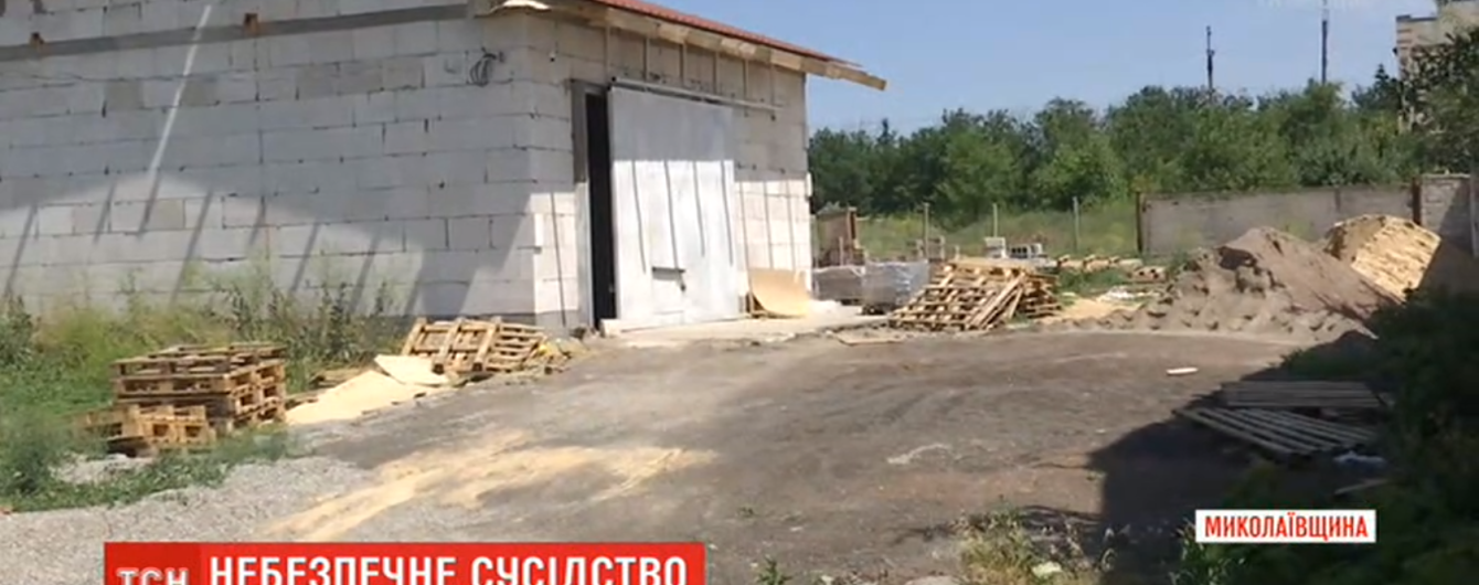 На Николаевщине мужчина организовал цех по изготовлению тротуарной плитки вплотную к домам. Люди жалуются на шум