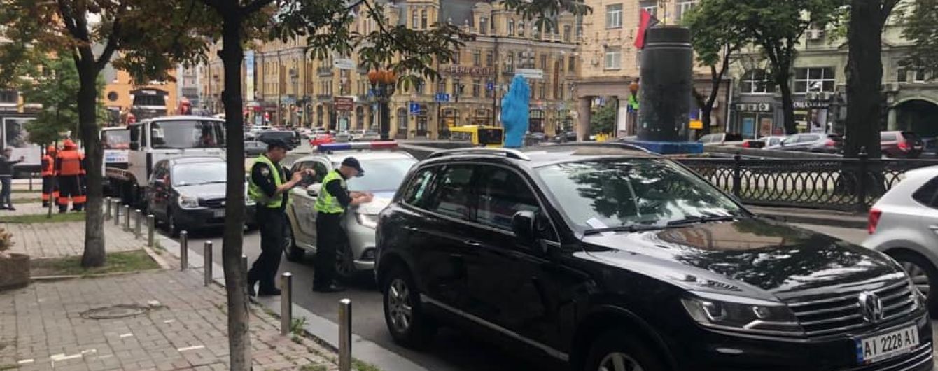У центрі Києва повально евакуюють припарковані з порушеннями авто