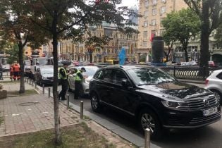 В центре Киева повально эвакуируют припаркованные с нарушениями авто