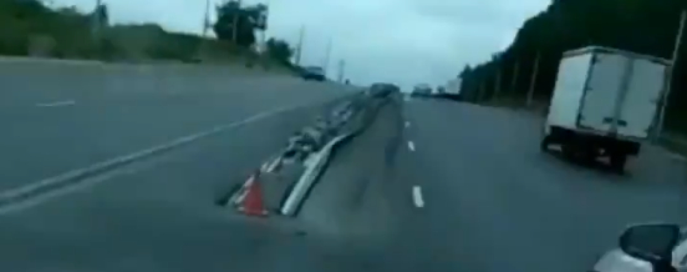 Отбойник-убийца "ловит" невнимательных водителей в России. Видео