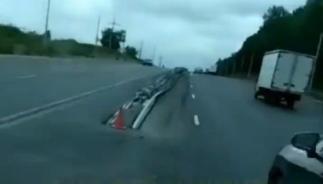 Відбійник-вбивця "ловить" неуважних водіїв у Росії. Відео