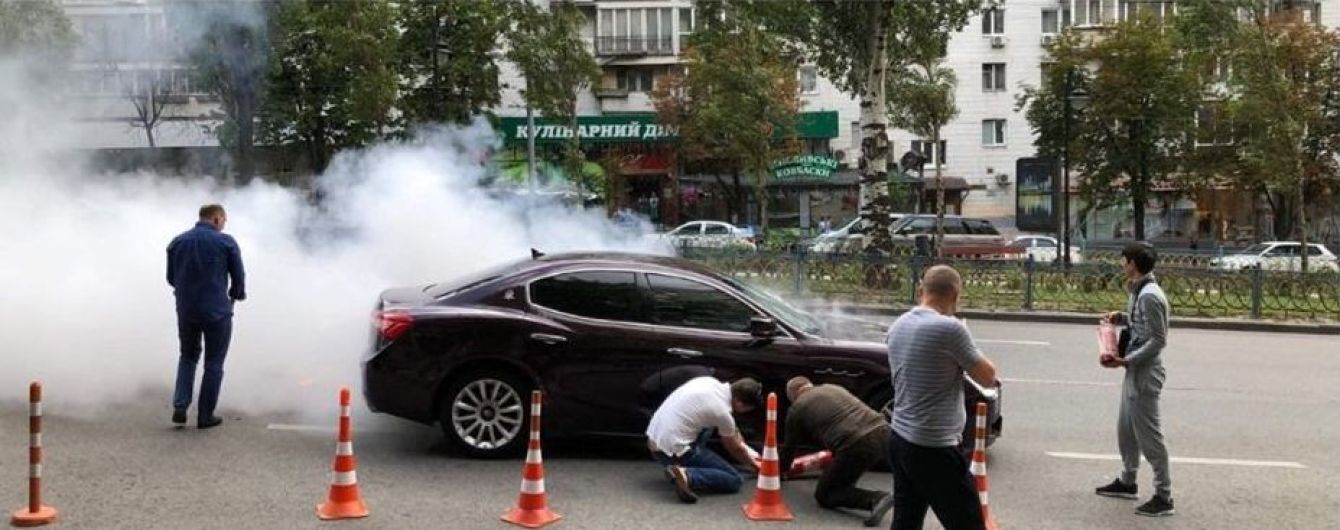 В центре Киева загорелся элитный Maserati