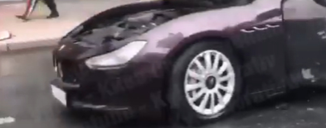 В центре Киева загорелся роскошный седан Maserati. Видео