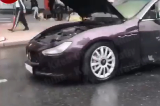 В центре Киева загорелся роскошный седан Maserati. Видео