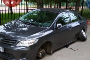 У Києві на Русанівці злочинці-дилетанти не змогли до кінця вкрасти колеса з авто