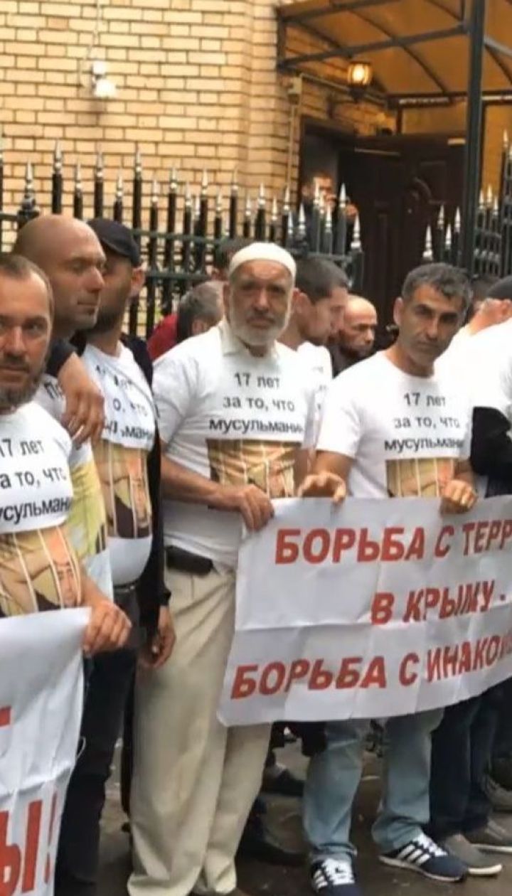 Близько сотні кримських татар приїхали до Москви, аби підтримати чотирьох засуджених співвітчизників