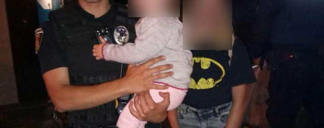 В Полтаве пьяная мать поздно вечером оставила детей на улице и ушла "за добавкой"