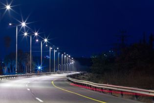 Важливі траси України обладнують ліхтарями на сонячних батареях
