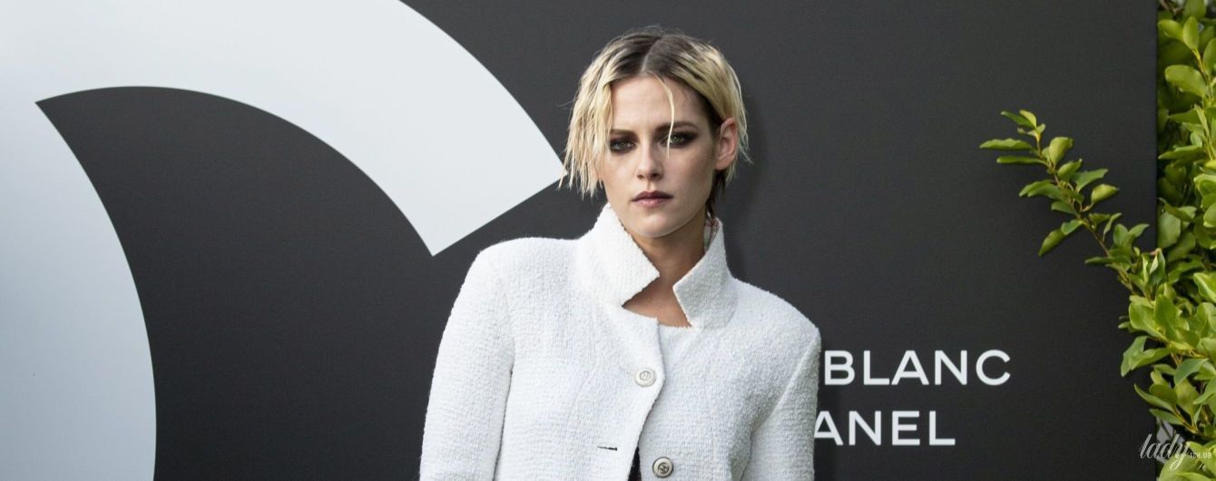 Любит Chanel и не любит каблуки: стильный выход Кристен Стюарт на мероприятии бренда в Париже