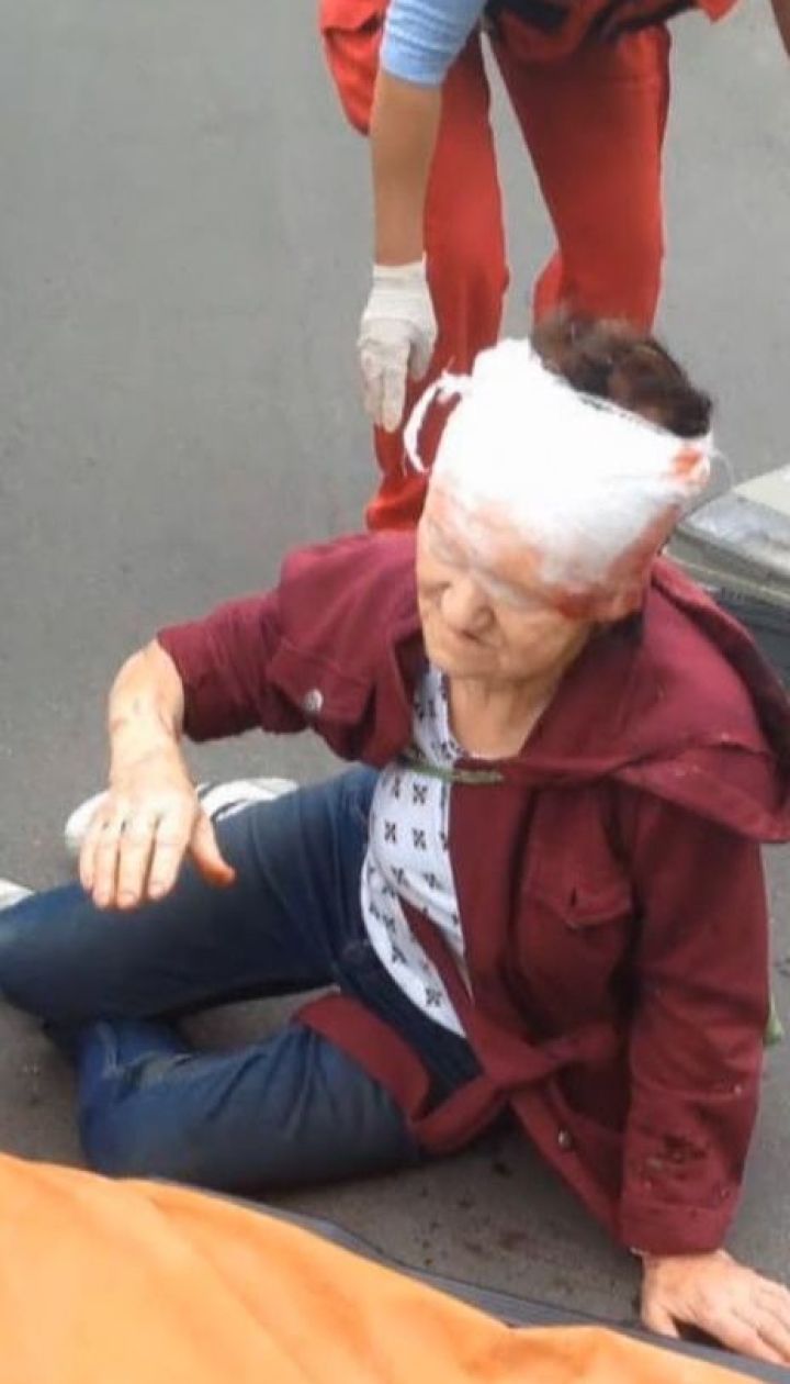 Невідомий чоловік на велосипеді збив пенсіонерку: у неї відкрита травма голови