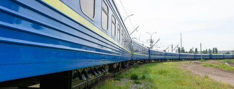 Як дістатися і де купити квитки на поїзд зі східної України до моря