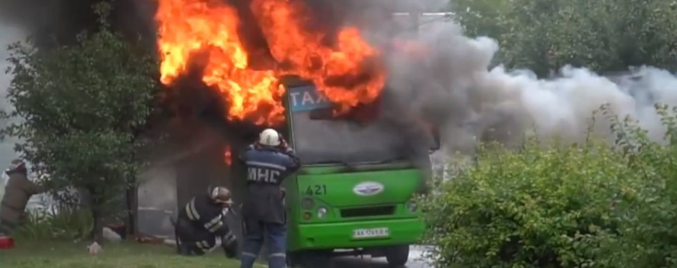 В Харькове набитая битком маршрутка загорелась прямо на ходу