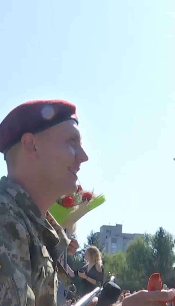 В Житомире во время торжественной присяги своим девушкам признались сразу пятеро срочников