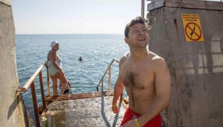 В соцсети выложили фото и видео, как президент Зеленский купается в красных шортах в море