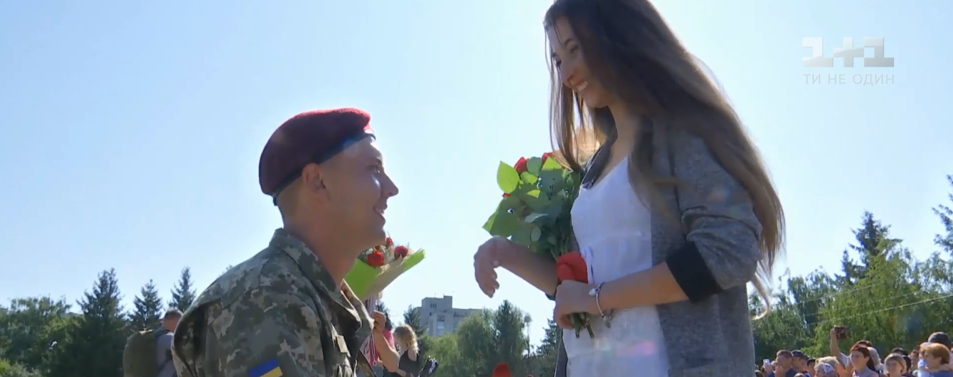 В Житомире во время военной присяги пятеро солдат одновременно признались в любви своим девушкам