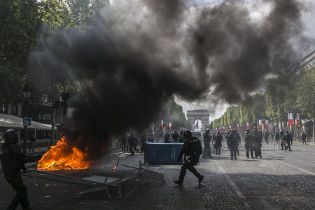 День взяття Бастилії: у Парижі сталися сутички між поліцією і демонстрантами