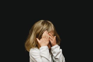 На Днепропетровщине мужчина изнасиловал 5-летнюю дочь своих знакомых
