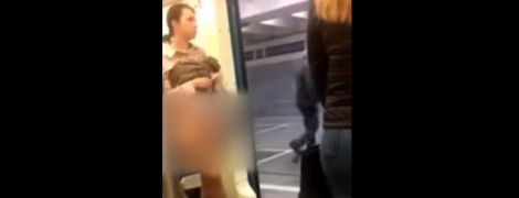 У московському метро зняли на відео оголену жінку, яка роздягнулася заради місця
