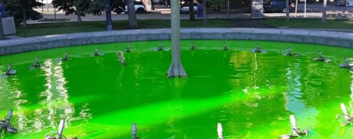 В Киеве вандалы покрасили фонтаны на Майдане Незалежности