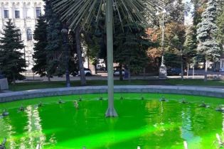 В Киеве вандалы покрасили фонтаны на Майдане Незалежности
