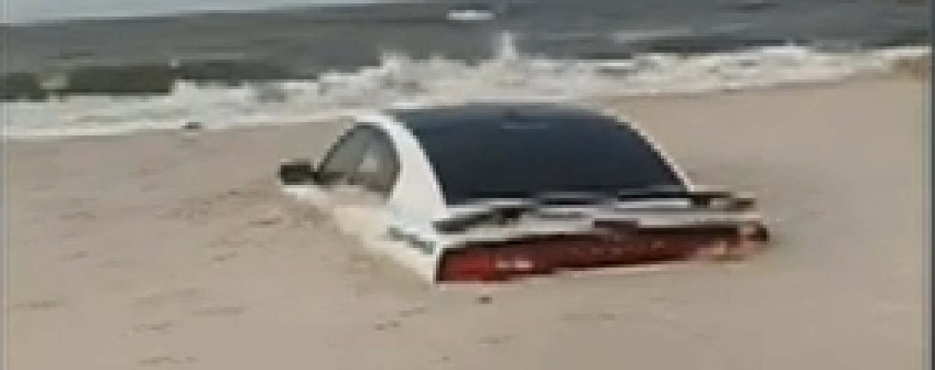 Dodge Charger намертво заилило в песок из-за урагана в Америке