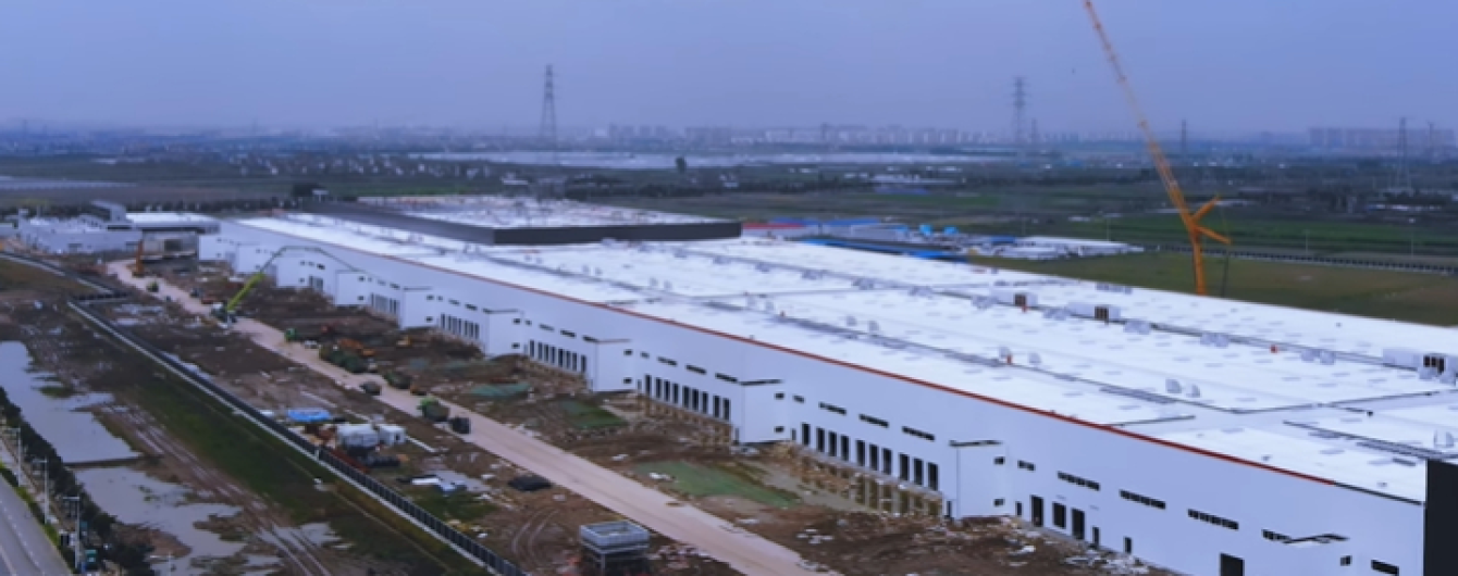 На заводе Tesla в Китае уже устанавливают оборудование. Видео
