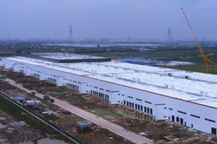 На заводе Tesla в Китае уже устанавливают оборудование. Видео