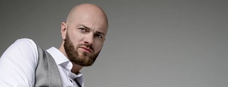 Влад Яма с длинными белыми волосами озадачил фанов образом йога