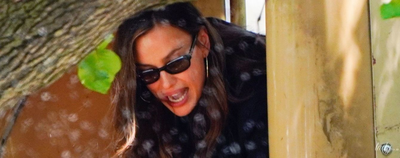 У мінісукні та грубих черевиках: Ірина Шейк на дитячому майданчику погуляла з дочкою