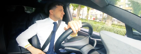 Зеленський проїхався Києвом за кермом Tesla і записав нове відео