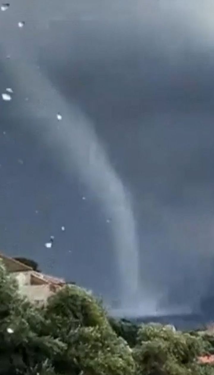 На французском острове Корсика запечатлели водяной смерч