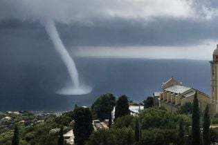 На французькому острові зафільмували водяний смерч висотою у десятки метрів