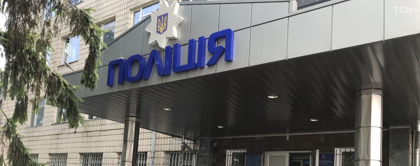 У Києві затримали водійку, яка наїхала на жінку з дитиною у дворі будинків